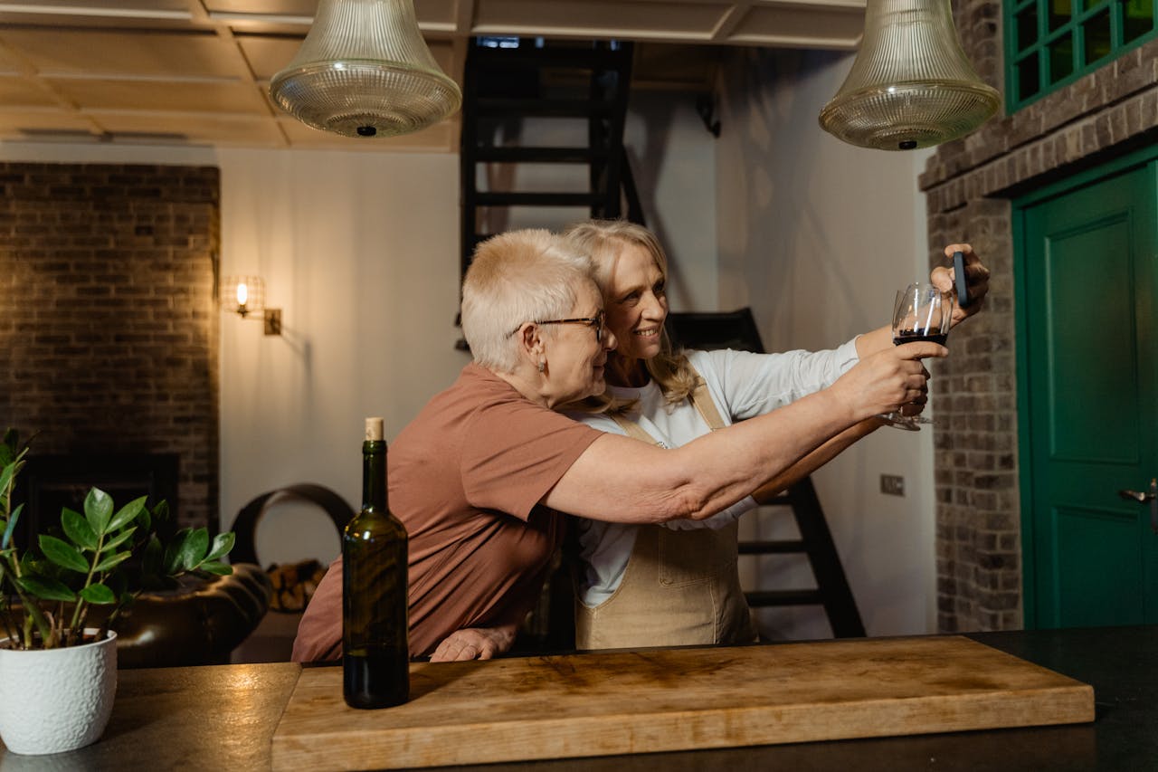 Senior homme et femme communication digitale Senior homme et femme comunication digitale